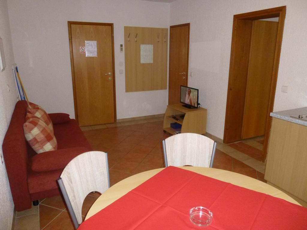 Apartments Villa Rosmarin Omišalj الغرفة الصورة